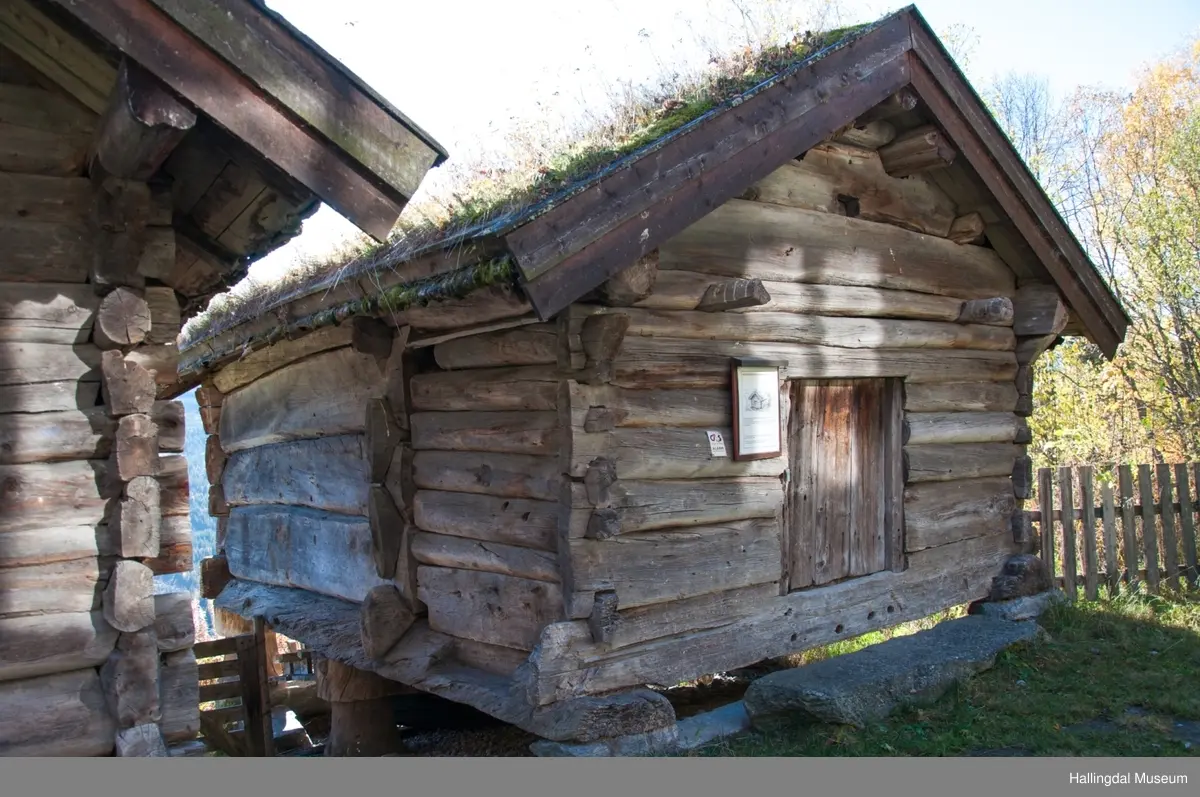Stolphus fra nordre Kvinnegard på Ål Bygdamuseum, Leksvol