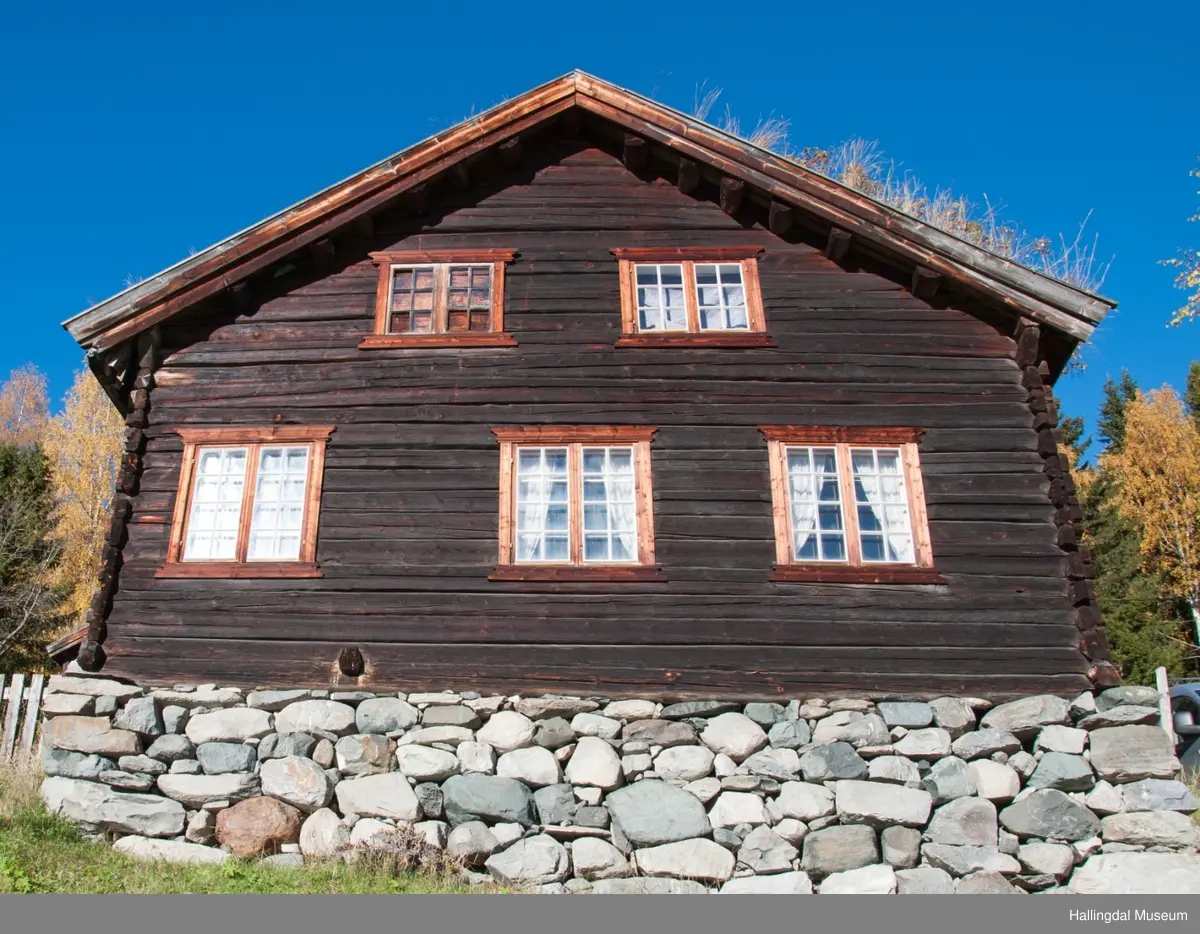 Bakkestugu fra Bakken Strand på Ål Bygdamuseum, Leksvol