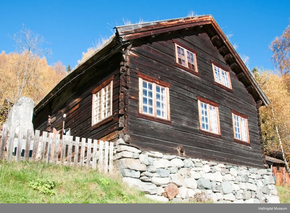 Bakkestugu fra Bakken Strand på Ål Bygdamuseum, Leksvol