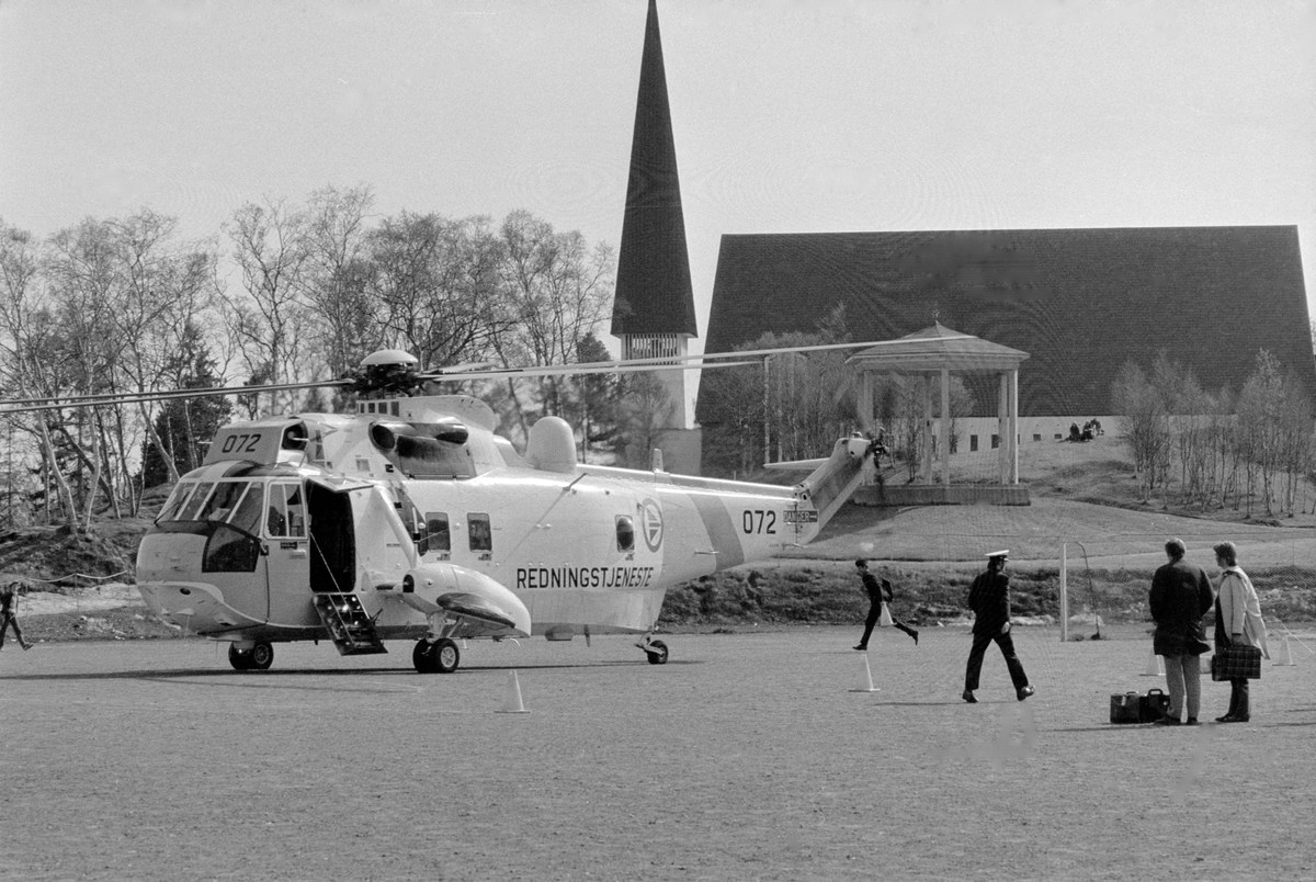 Redningshelikopter på Harstad stadion.