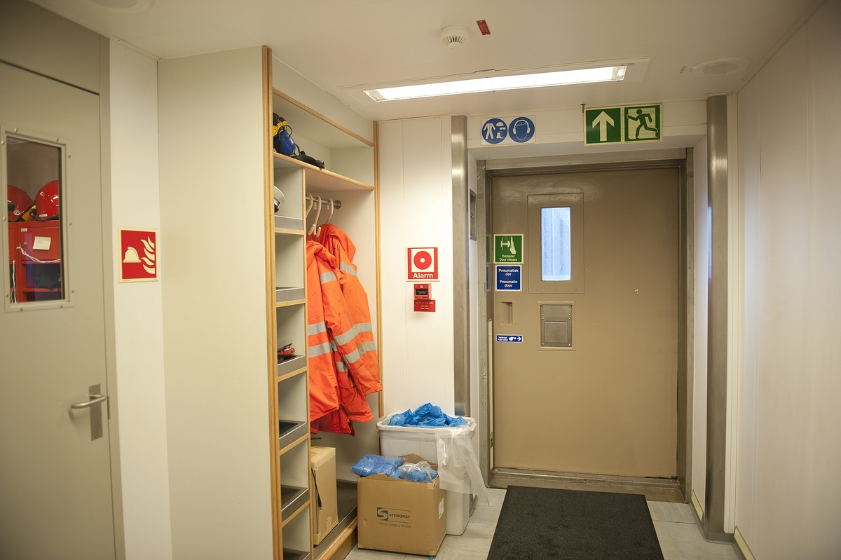 Valhall PH (Production & Hotel). Andre etasje LQ. Ved utgangen til værdekket står det to esker med skodomer (blå plastbeskyttelse til å dekke skitne arbeidsko).