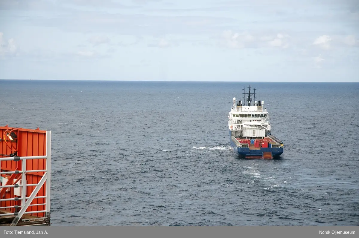 Forsyningsfartøyet "Stril Myster" forlater Valhallfeltet etter endt oppdrag.  Valhall DP (drilling platform) skimtes så vidt til venstre, sett fra Valhall PCP.