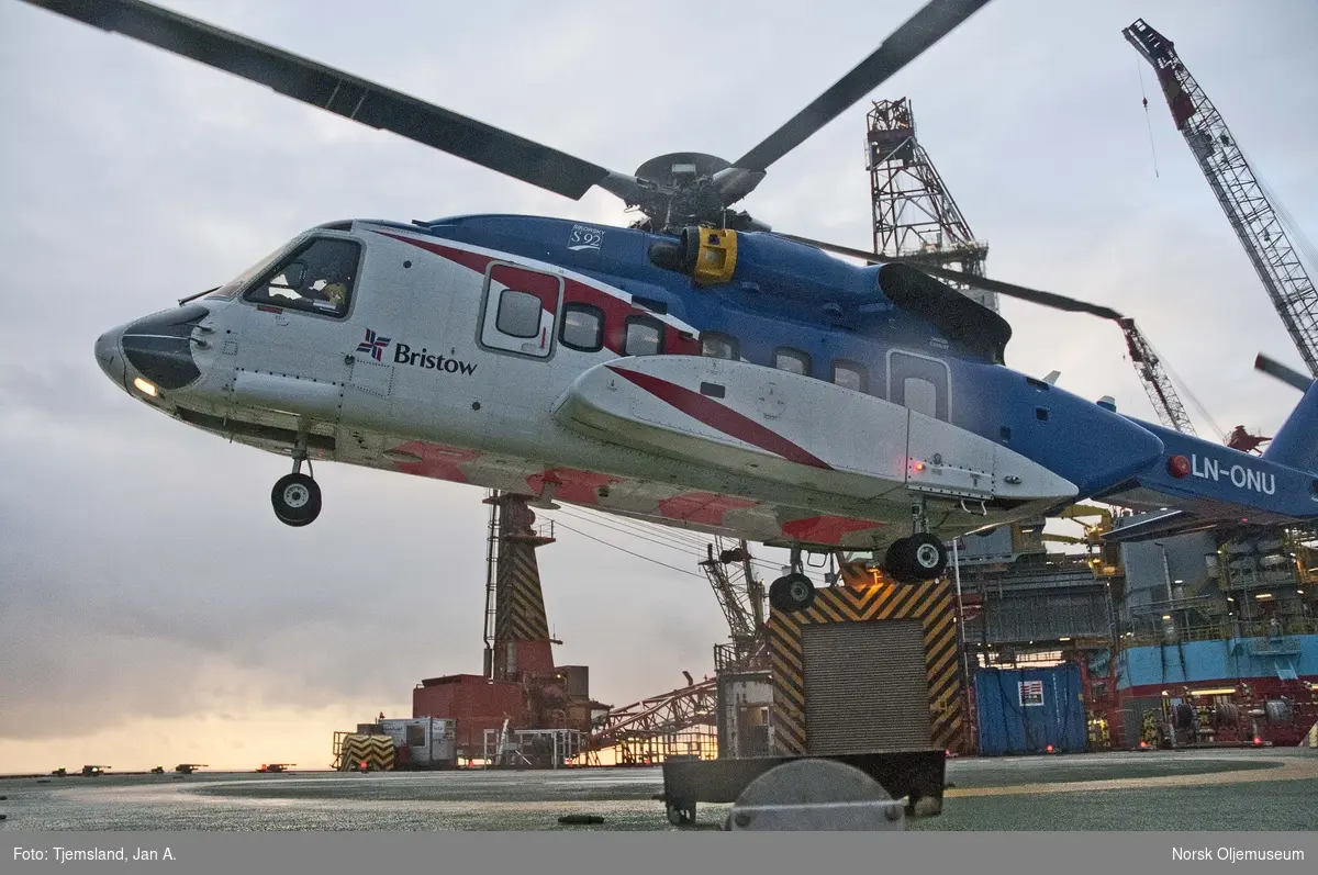 Helikopter av typen Sikorsky S-92 fra Bristow Helicopters er i ferd med å ta av fra Valhall QP for retur inn til helikopterterminalen på Sola flyplass.