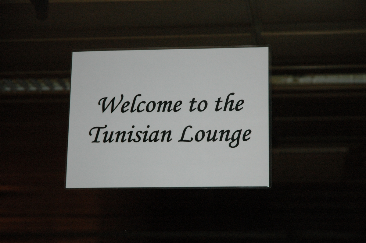 Et skilt på en dør med påskriften "Welcome to the Tunisian Lounge" på Prosafes flotell "Safe Scandinavia".