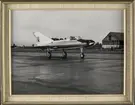 Provflygplan Saab 210 Lilldraken på flygbana. Inramat foto.