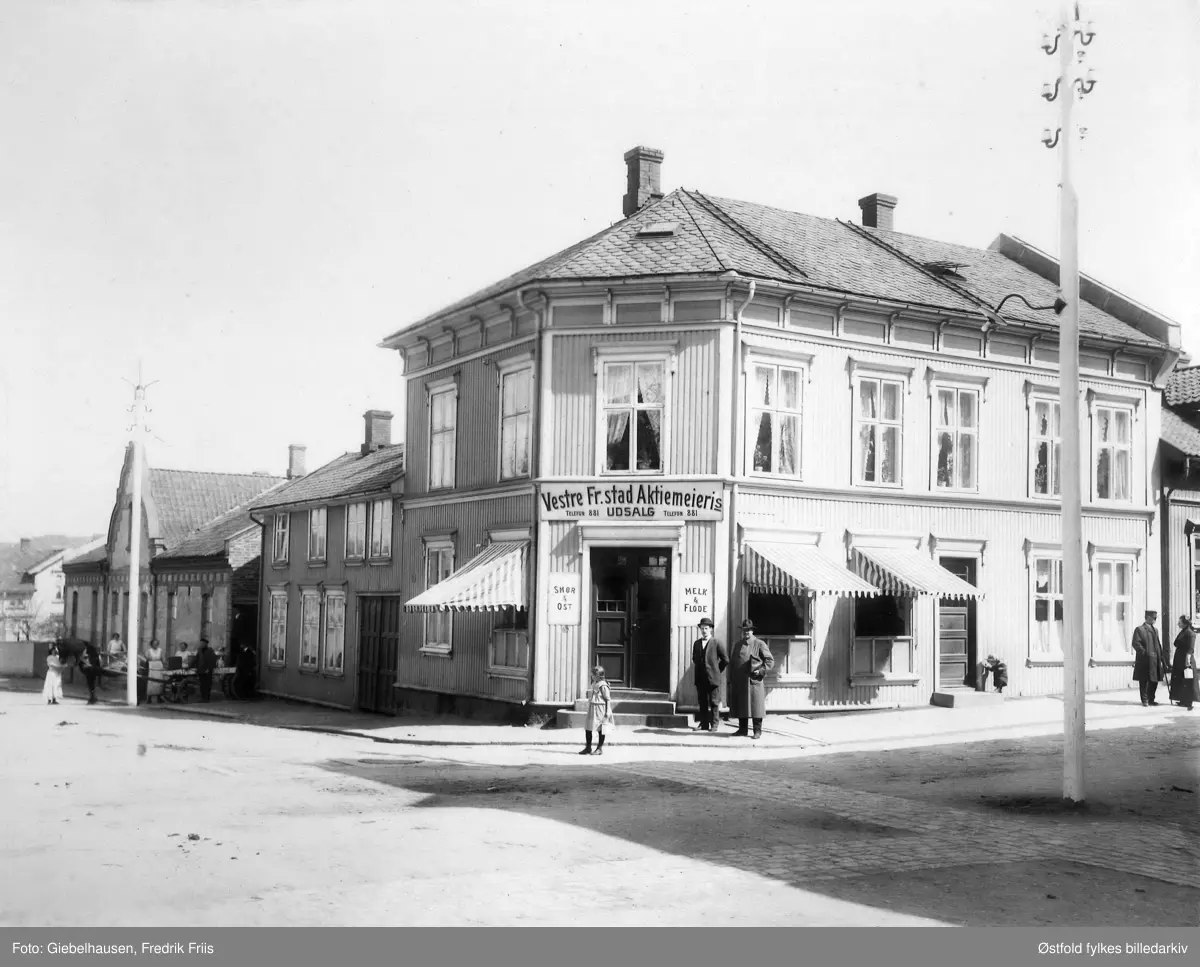 Vestre Fredriksstad Aktiemeieri i Fredrikstad, ca. 1910. Utsalg i forgrunnen og meieriet nederst til venstre.
Meieriet i disse lokalene trådte i virksomhet 13. desember 1909.  Kilde: Fredrikstad Meieri a.l. gjennom 50 år, av Lauritz Opstad og Gerh. Monsen. (1960)