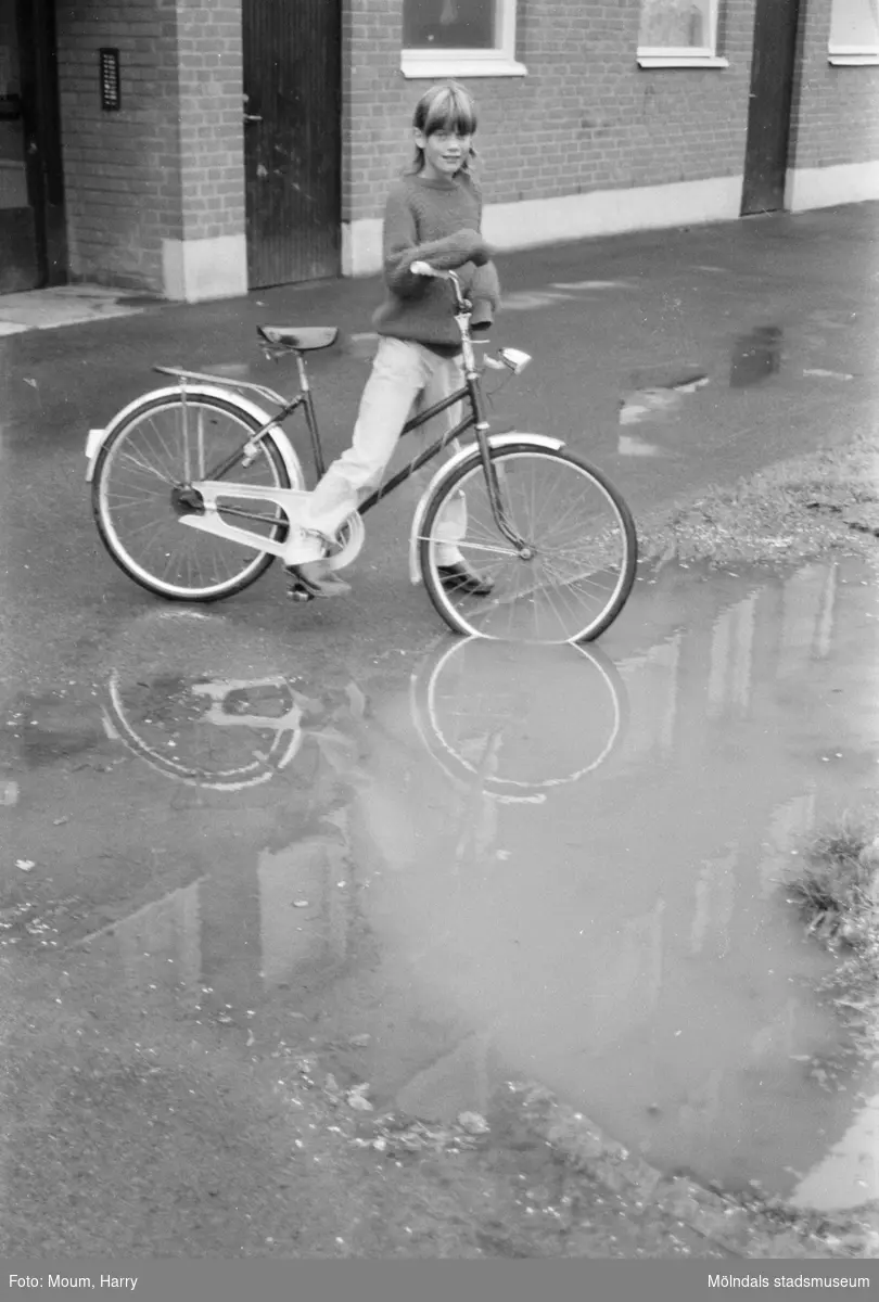 Flicka med cykel vid Våmmedalsvägen 32 i Kållered, år 1983.

För mer information om bilden se under tilläggsinformation.