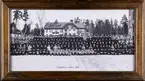 Grupporträtt av personal vid första flygkåren, 1934. Utomhus. Inramat foto.