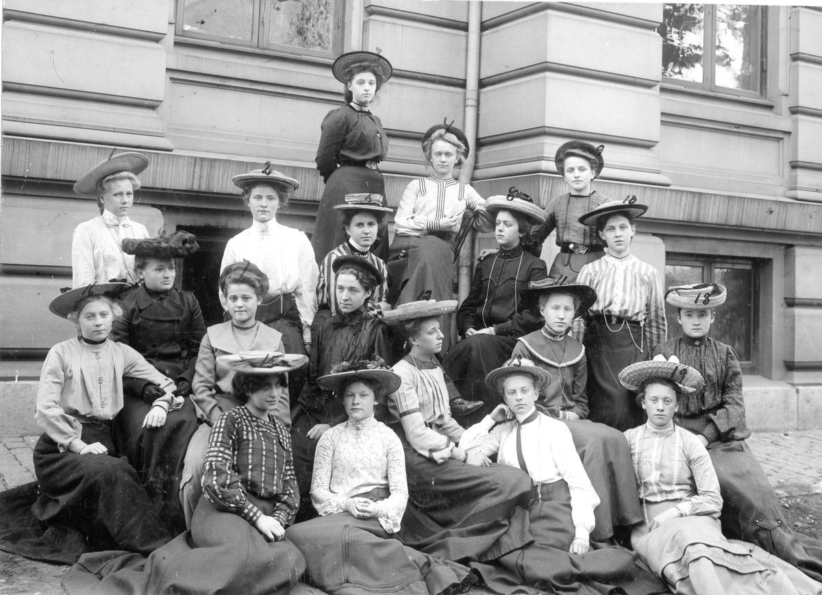 Utanför flickskolan, Halmstad. Klassfotografi:
Lily Bökman död 1912, Janna von Braun gift Buelin, Kerstin Nilsson, Anna Ahlberg gift Hansson, Lydia Hallberg gift Bergman, fröken Elsa Högdin, Signe Billström gift Brunander, Lilly Ekvall gift Lundh, Hanna Anderson gift Andersson, Eva Håkanson gift Leffler, Sigrid Westerhult, Signe Tornquist gift Johansson, Elsa Olson gift Fogelklou, Helga Höjfén gift Grundström, Lina Vladislasovsky, Anna Kristoffersson, Sigyn Frölich gift Hillerup, Herta Möller, Elvira Andersson gift Thölin.