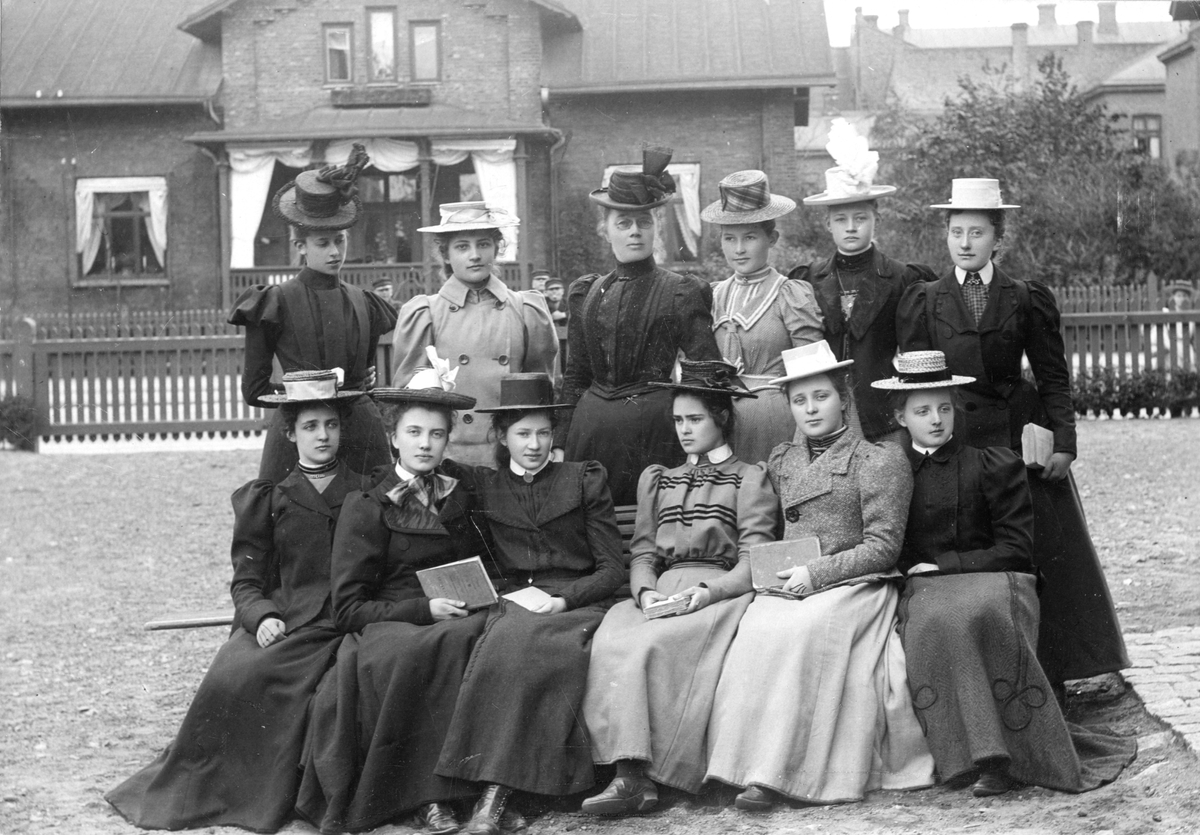 Elin Berggren med klasskamrater vid skolavgången1899, klass VIII.
Stående fr.v.: Karin Rydberg, Ester Ljungblad, fröken Maria Hult (skolföreståndarinna), Signe Jönsson, Elin Berggren, Torborg Johansson, sittande fr.v.: Ester Jugnér, Frida Linncranz, Ella Höök, Teckla Almén, Astrid Josefsson, Majken Björck.