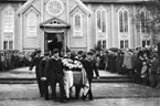 Sannolikt Andrées kista som bärs ut från Tromsö domkyrka.