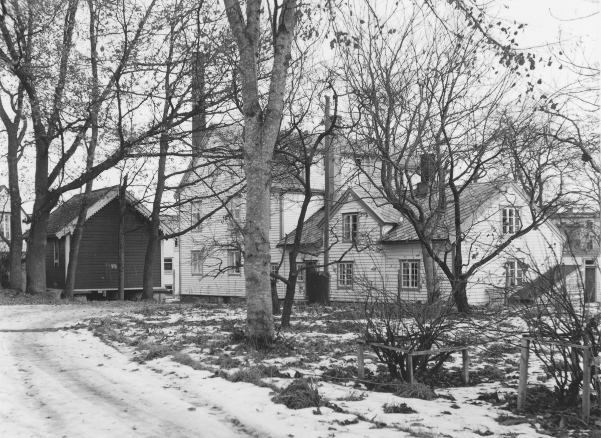 Gårdsbruket Langevåg. Til høyre er den gamle stova som stod der da Devold kom dit i 1868.