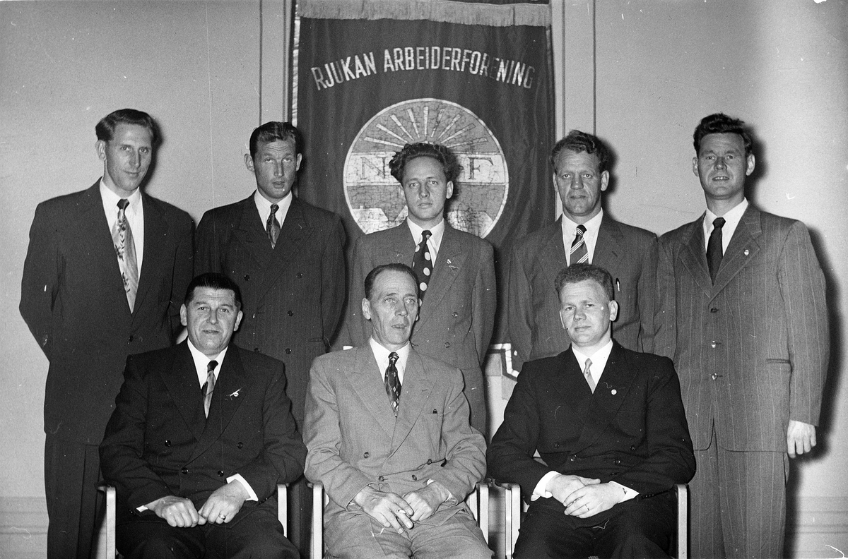 RJUKAN ARBEIDERFORENINGEN`S STYRE. FREMSTE REKKE: I MIDTEN: JOHN HAUG (FORMANN). BAKERSTE REKKE: I M