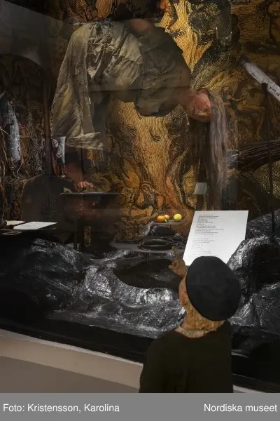 Traditioner, basutställning, detaljer och lite översikt över årets högtider; advent, lucia, jul, tjugonde dag Knut, Andersdagen, gårdstomte i stallet, folktro och midsommar bland annat.