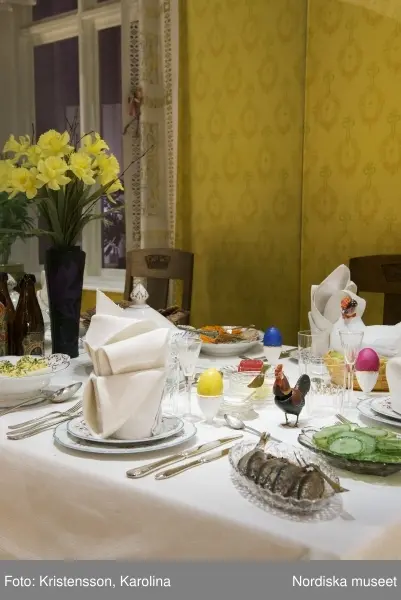 Traditioner, basutställning, detaljer och lite översikt över årets högtider; advent, lucia, jul, tjugonde dag Knut, Andersdagen, gårdstomte i stallet, folktro och midsommar bland annat.