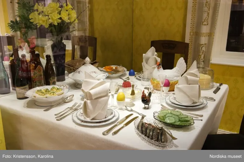 Traditioner, basutställning, detaljer och lite översikt över årets högtider; advent, lucia, jul, tjugonde dag Knut, Andersdagen, gårdstomte i stallet, folktro och midsommar bland annat.