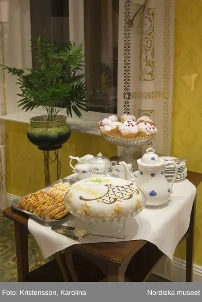 Traditioner, basutställning, detaljer och lite översikt över årets högtider; advent, lucia, jul, tjugonde dag Knut, Andersdagen, gårdstomte i stallet, folktro och midsommar bland annat.