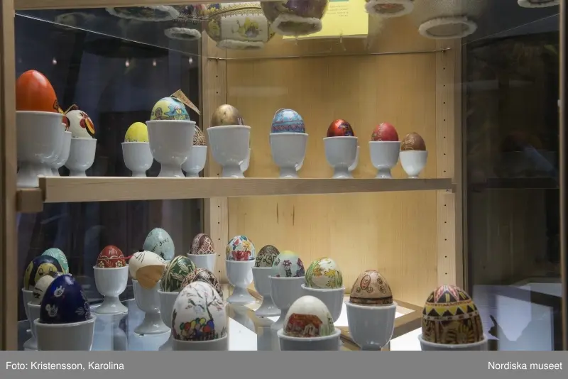 Traditioner, basutställning, detaljer och lite översikt över årets högtider; advent, lucia, jul, tjugonde dag Knut, Andersdagen, gårdstomte i stallet, folktro och midsommar bland annat.