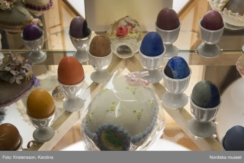 Traditioner, basutställning, detaljer och lite översikt över årets högtider; advent, lucia, jul, tjugonde dag Knut, Andersdagen, gårdstomte i stallet, folktro och midsommar bland annat.