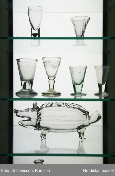 Traditioner, basutställning, detaljer och lite översikt över årets högtider; advent, lucia, jul, tjugonde dag Knut, Andersdagen, gårdstomte i stallet, folktro och midsommar bland annat.