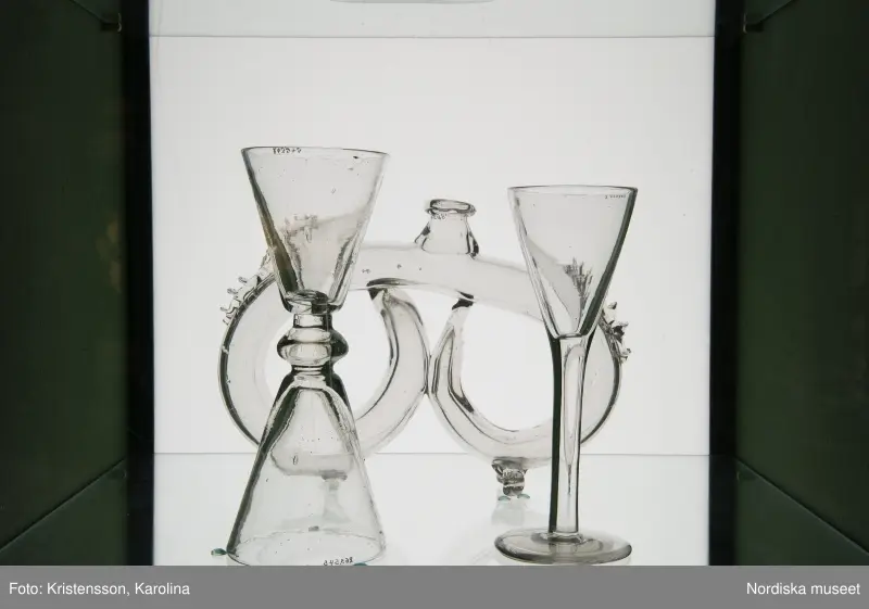 Traditioner, basutställning, detaljer och lite översikt över årets högtider; advent, lucia, jul, tjugonde dag Knut, Andersdagen, gårdstomte i stallet, folktro och midsommar bland annat.