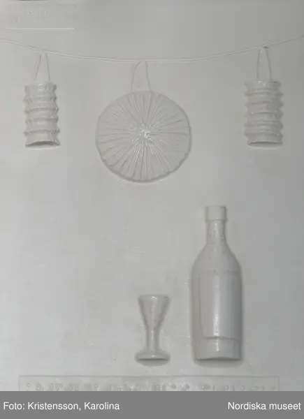 Traditioner, basutställning, detaljer och lite översikt över årets högtider; advent, lucia, jul, tjugonde dag Knut, Andersdagen, gårdstomte i stallet, folktro och midsommar bland annat.