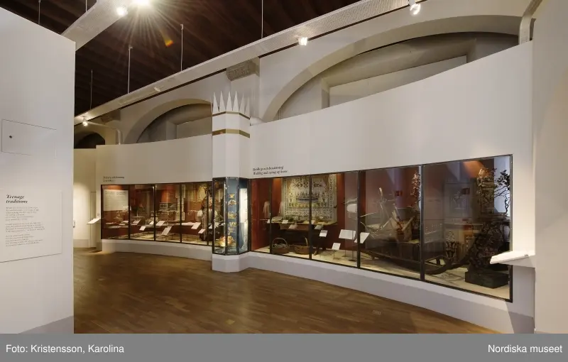 Traditioner, basutställning, detaljer och lite översikt över årets högtider; advent, lucia, jul, tjugonde dag Knut, Andersdagen, gårdstomte i stallet, folktro och midsommar bland annat.