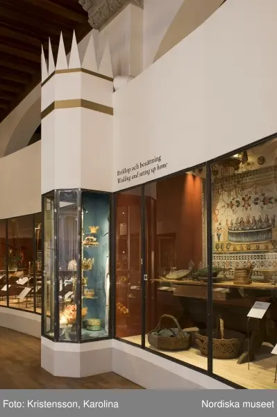 Traditioner, basutställning, detaljer och lite översikt över årets högtider; advent, lucia, jul, tjugonde dag Knut, Andersdagen, gårdstomte i stallet, folktro och midsommar bland annat.