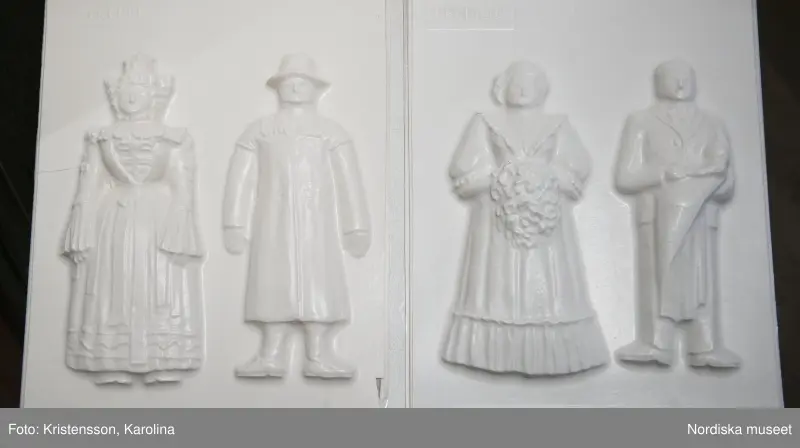 Traditioner, basutställning, detaljer och lite översikt över årets högtider; advent, lucia, jul, tjugonde dag Knut, Andersdagen, gårdstomte i stallet, folktro och midsommar bland annat.