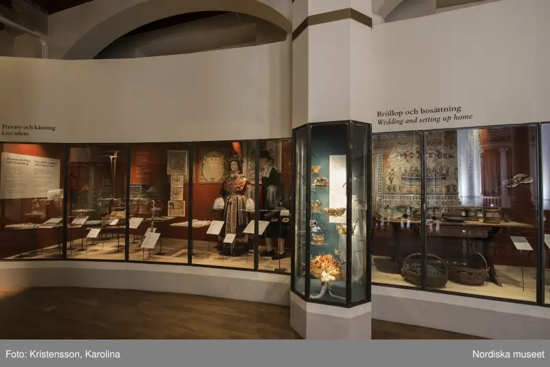 Traditioner, basutställning, detaljer och lite översikt över årets högtider; advent, lucia, jul, tjugonde dag Knut, Andersdagen, gårdstomte i stallet, folktro och midsommar bland annat.