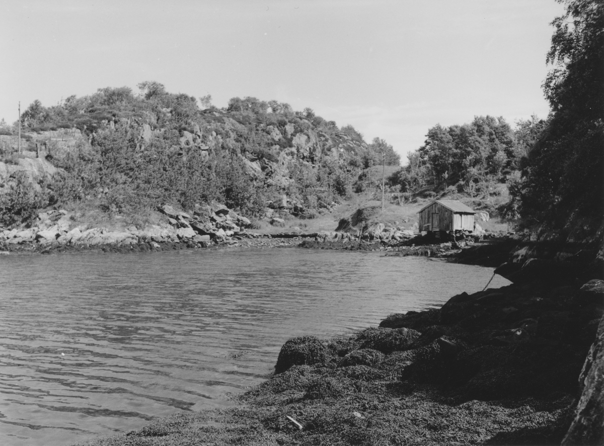 Prospektfotografi med to vinkler over Urvika ved Kiperberget. Her lå en gammel gård fra tidlig 1600.