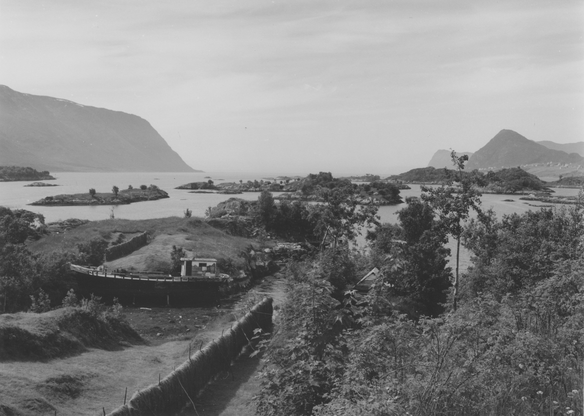 Prospektfotografi med to vinkler over Urvika ved Kiperberget. Her lå en gammel gård fra tidlig 1600.