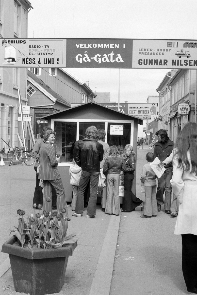 Billettkiosk i "gågata" under festspillene.