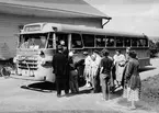 Bildiligens på linjen Östersund - Ragunda, Juli 1953. Resande mot Ragunda kliver på bussen vid poststationen i Pålgård.