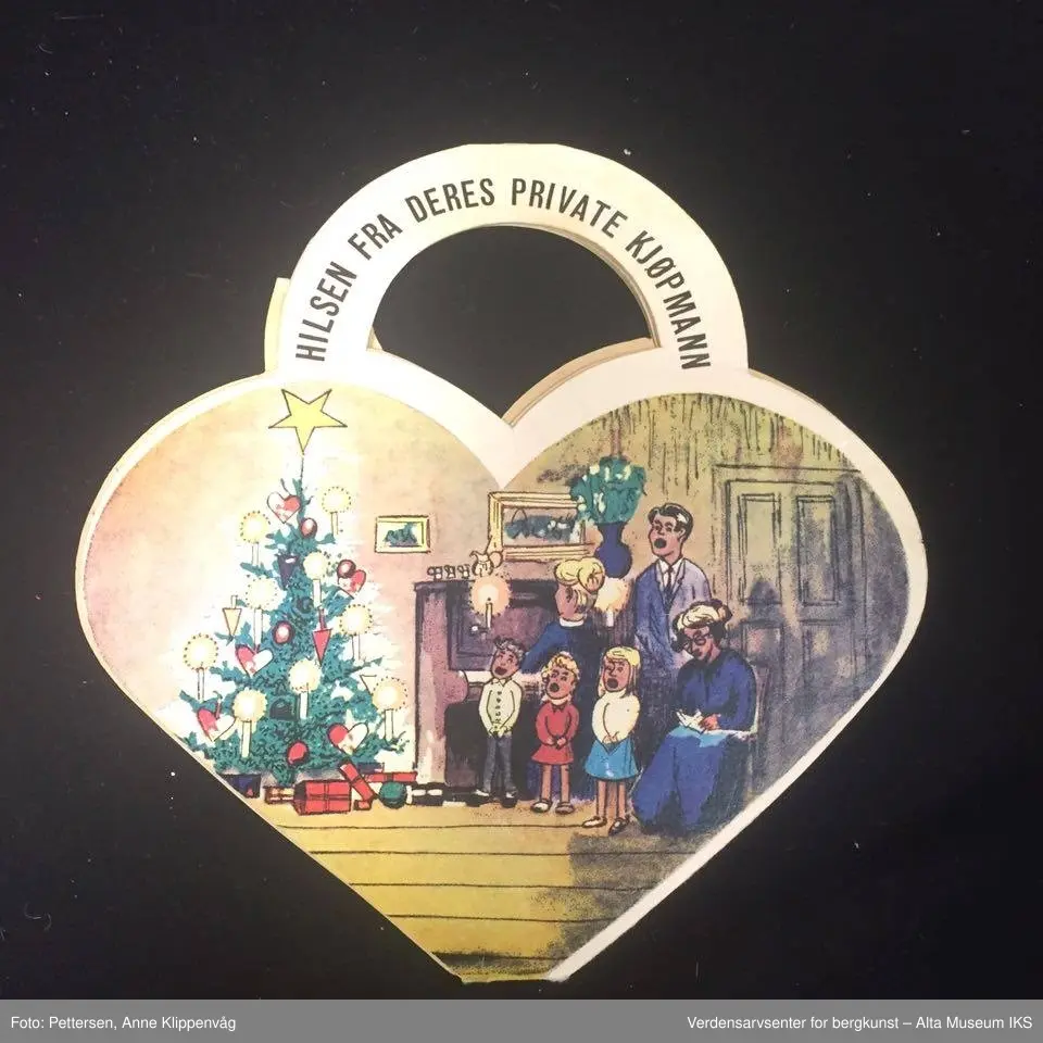 To sanghefter i papir formet som hjerteformede julekurver. Ulike julemotiv på fremsiden og baksiden.