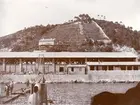 Varvet Fiat-San Giorgio i La Spezia. Skrovhallsbyggnaden sett från provturskajen. Ubåten HVALEN i förgrunden.