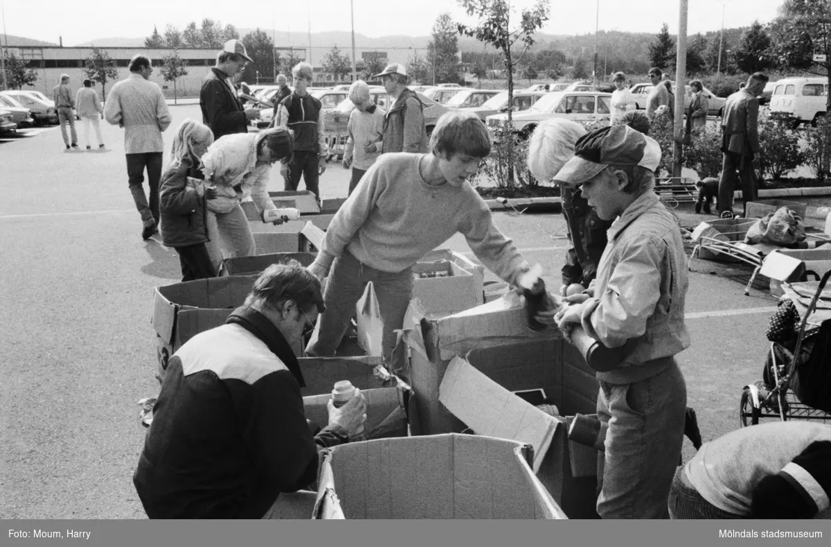 Lindome Frikyrkoförsamlings ungdomssektion håller sin årliga loppmarknad i Lindome centrum, år 1983.

För mer information om bilden se under tilläggsinformation.