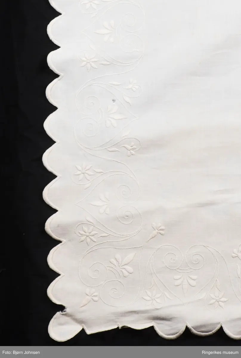 stiliserte blomster, omvendte hjerter og tungekant