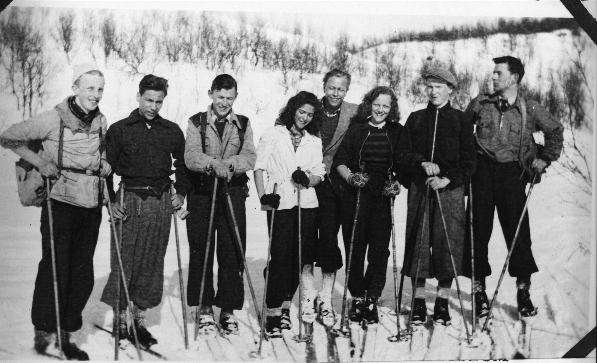 Gruppebilde av unge kvinner og menn på ski.