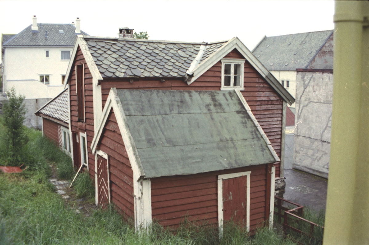 Fotodokumentasjon av et gammelt hus før riving i Øvre Strandgate, Ålesund.