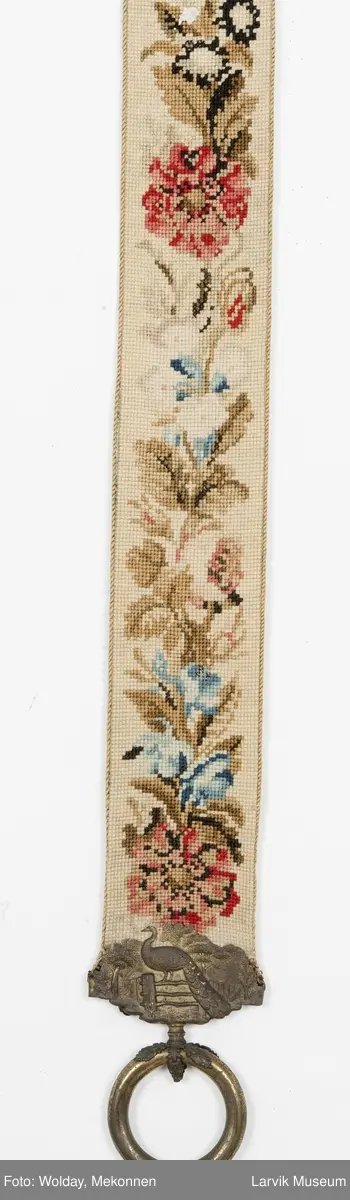 røde, blå, sorte og hvite blomster, grønne