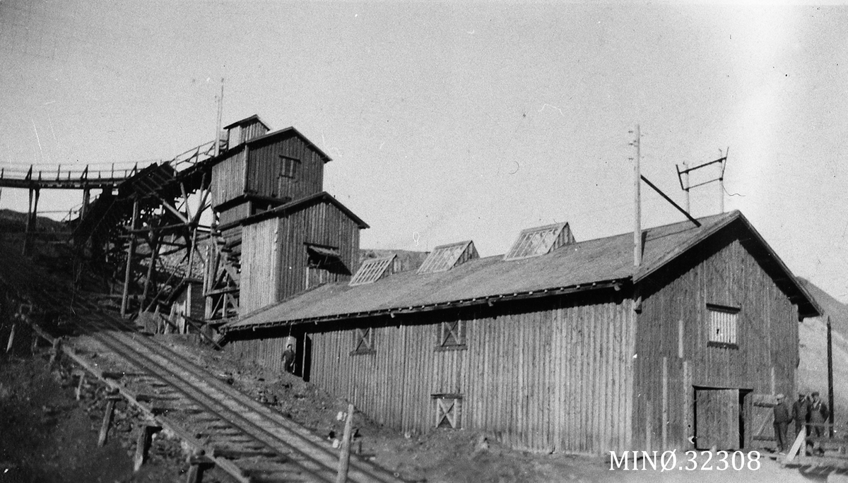 Plukkhuset med noe av bremsebanen og noe av sjeidebrua (øverst), Folldal Verk