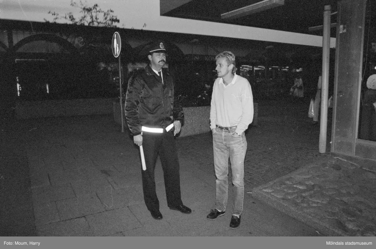 Kvarterspolis "Batong-Ola" Ola Candefors och Lars Eliasson, tillfällig föreståndare för Almåsgården, Lindome centrum år 1983.