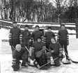 Ishockeyspelare på Vapenvallen i Huskvarna. Främre raden från vänster (1) Gunnar Johansson, (3) Ove Björkman. Bakre raden från vänster (3) Rolf Nyeander, (4) Arne Hvit, (5) Rune Krantz.