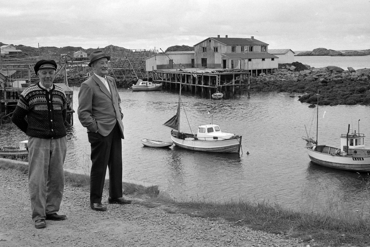 To eldre karer i et fiskerimiljø i Øksnes.