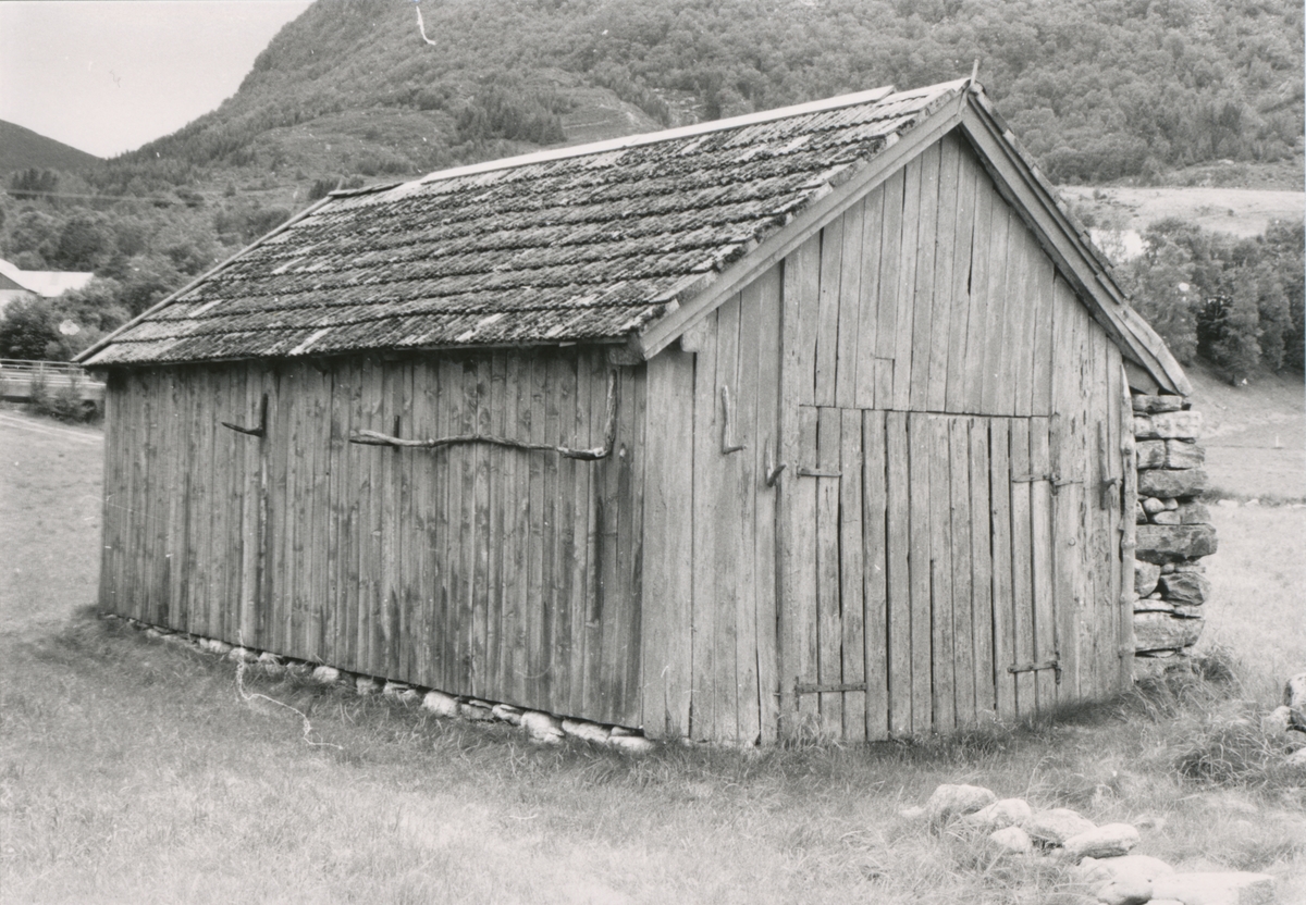Dokumentasjonsbilder i serie av et naust ved Syvdsfjorden, mellom Eidså og Koparnes. Naustet har en steinvegg mot den mest værharde retninga.