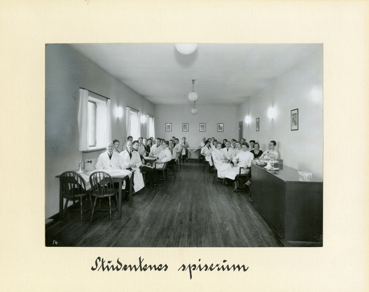 Universitetets farmasøytiske institutt på Blindern i Oslo.
Spiserom. På første bord til venstre professorene Axel Jermstad og Bjarne Samdahl.
Plassering: Fotomagasin, Reol 24, fag C