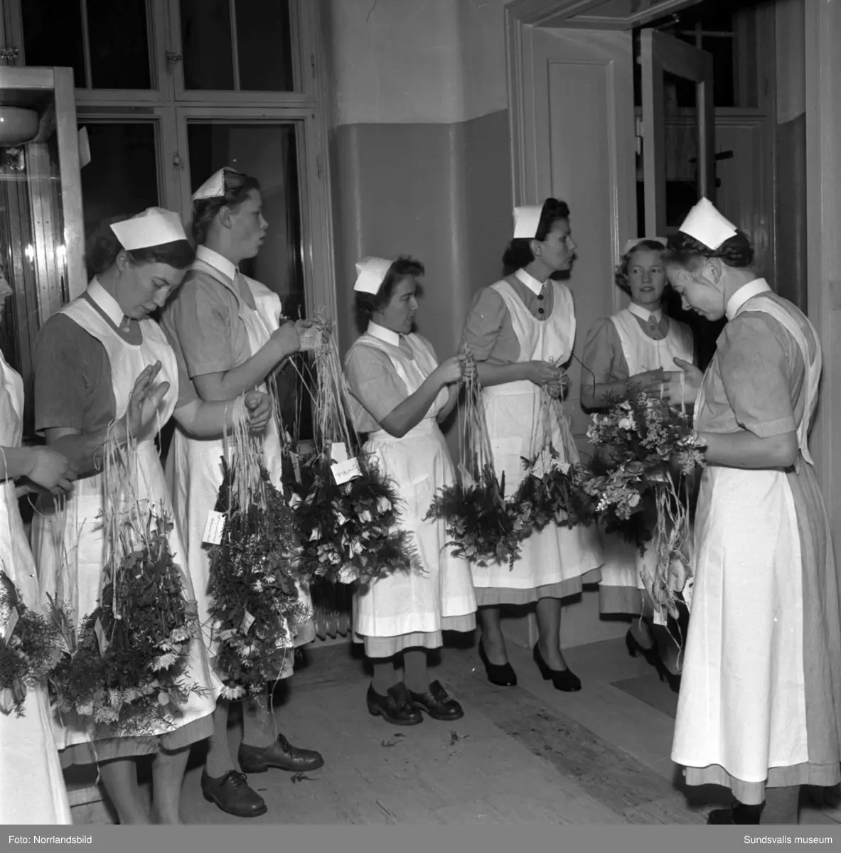 23 nya sjuksköterskor invigda vid lasarettet. På första bilden är det Ingegerd Söderberg, Essvik, som gratuleras av mamma Dora och pappa Konrad.