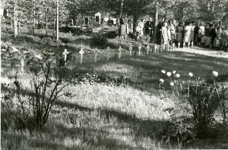 Minnestund over fallne. Ballangen Kirkegård Mai 1946.