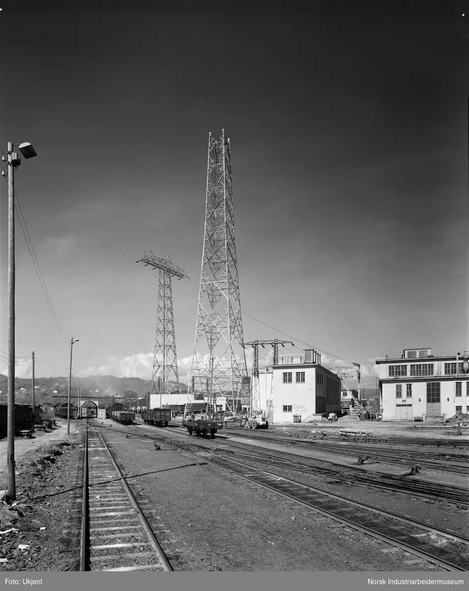 Ny høyspentmast under montering. Oversikt fra sydvest.